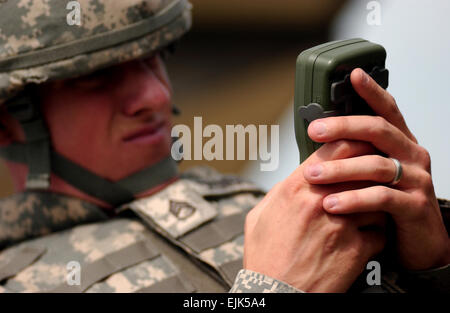 Staff Sgt Lucas R. Crumbacker aus Waynesboro, Pennsylvania, Bravo Company, 392nd Fernmeldebataillons zugewiesene macht Feineinstellungen zu seiner Verteidigung erweiterte GPS-Empfänger vor Beginn der städtischen Warfighting Orientierungskurs Phase des Wettbewerbs. Der Wettbewerb brachte 28 Soldaten und Unteroffiziere von Guam nach New Hampshire Fort McCoy zu bestimmen, das Beste aus der Army Reserve. Die Armee-Reserve-Sieger treten dann in der Abteilung für die Armee Wettbewerb noch in diesem Jahr in Fort Lee, VA. Stockfoto