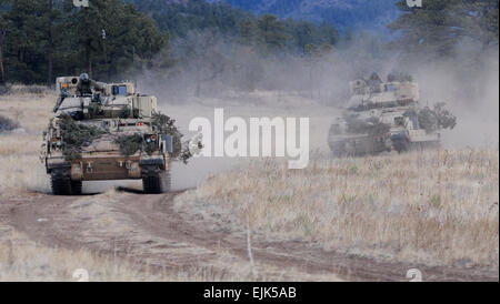 Soldaten der Truppe A, 1. Staffel, 10. Kavallerie-Regiment, 2nd Brigade Combat Team, 4. US-Infanteriedivision fahren ihre M3A3 Bradley Kampffahrzeuge, eine Phasenlinie zu erreichen, wo werden sie in eine defensive Haltung während der Zug Scout training in der Nähe von Fort Carson Camp Red Devil, 26. Januar 2013 verschoben. Soldaten des Apache Truppe einrichten Beobachtungspunkte in allen wichtigen Bereichen des Geländes für den Vorteil bei einem simulierten Kampf.  Staff Sgt Andrew Veranda, 2. BCT PAO, 4. inf div. Stockfoto