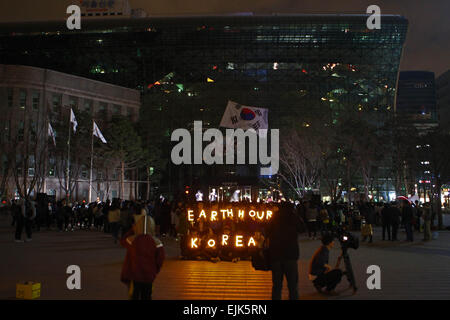 Seoul, Südkorea. 28. März 2015. Schüler besuchen ein fest um den Beginn der Aktion Earth Hour in Seoul, Südkorea zu signalisieren. Bildnachweis: Seongbin Kang/Xinhua/Alamy Live-Nachrichten Stockfoto