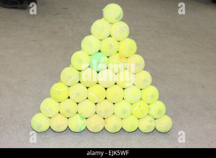 Tennisbälle gesammelt in Form eine Pyramide. Satz von Tennisbällen. Stockfoto