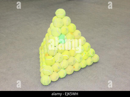 Tennisbälle gesammelt in Form eine Pyramide. Satz von Tennisbällen. Stockfoto