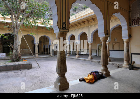 Mann schläft in dem Affentempel (Galwar Bagh), Jaipur Indien Stockfoto