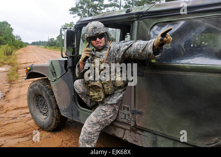 US Armee Sgt. Kyle Black, ein Konvoi-Kommandant mit Charlie Kompanie, 2. Bataillon, 121. Infanterie-Regiment, richtet eine defensive Position während Regie Fahrzeuge in seinen Nachschub-Konvoi auf dem Weg zum Ziel Cobra während exportierbar Combat Training Fähigkeiten XCTC Ausbildung an Fort Stewart, Georgia, 22. September 2013 unterstützen. US Army National Guard Foto von Sgt. Michael Uribe Stockfoto