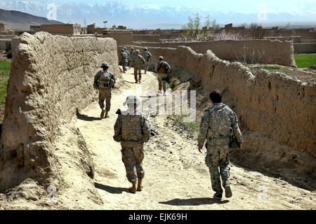 US-Armeesoldaten patrouillieren im Dorf von Wosulwali Kolangar im Stadtteil Pole-Elam in Afghanistans Logar Provinz, 17. März 2010. Die Soldaten, zugeordnet der 118. Military Police Company, patrouillieren routinemäßig die Umgebung um Sicherheit und gute Beziehungen mit den Bewohnern zu erhalten.  Sgt. Russell Gilchrest Stockfoto