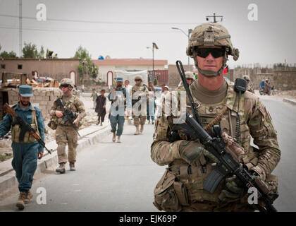 Staff Sgt James Allen führt eine abgesessene Patrouille des Basars Sharana Stadtteilzentrum mit seinem Zug afghanische Uniformierte Polizei Partner. Allen, ein Squad-Leader mit Firma B, 3. Bataillon, 66th Armor Regiment, Teil der Task Force Blackhawk Sitz in Grafenwöhr, Deutschland, arbeitet um eng mit Pendants AUP zu bauen, nach Kontrollübernahme der Provinz Paktika Afghanistan Anfang dieses Monats. Stockfoto