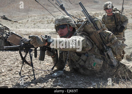 US Army 2nd Lt. Raymond Vetter und Staff Sgt. James Wardle B Company, Task Force 1-71, 172. Infanteriebrigade sorgen für Sicherheit während einer abgesessene Patrouille außerhalb der Forward Operating Base Curry, Paktika Provinz, Afghanistan, Sept. 20. Stockfoto