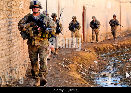 Mitglieder der Kandahar Provincial Reconstruction Team gehen auf das nächste Ziel während einer abgesessene Patrouille auf das Ministerium für öffentliche Arbeiten und einen Wasser-Verteilungspunkt in der Provinz Kandahar Jan. 28. Dies war ein Pre-Endkontrolle, eine Mängelprotokoll Inspektion zu etablieren. Das Projekt wird voraussichtlich in zwei Wochen abgeschlossen sein. Die Kandahar-PRT ist eine zivil-militärische Organisation, deren Aufgabe ist die Verbesserung der Sicherheit, Governance und Zuweisung von Fahrwegkapazität in der gesamten Provinz Kandahar. Stockfoto