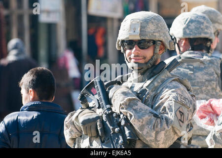 KAPISA Provinz, Afghanistan - US Army Staff Sgt Dana Miller, Squad-Leader für Kapisa Provincial Reconstruction Team aus Agawam, Massachusetts, führt Sicherheit während einer Patrouille demontiert-Präsenz in der Nijrab Basar hier, Dez. 13. Die PRT patrouilliert den Basar um lokale Feedback in Bezug auf vor kurzem abgeschlossenen Entwicklungsprojekten und deren Auswirkungen auf die Nijrab Bevölkerung zu sammeln. Die Mission von Kapisa PRT soll helfen, die lokalen und nationalen Regierungen Afghanistans zusammenzuarbeiten, um dazu beitragen, für die Entwicklung und Sicherheit des afghanischen Volkes zu erleichtern.   US Air Force Staff Sgt Ky Stockfoto