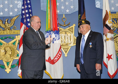 Honorable Joseph W. Westphal, unter dem Secretary Of The Army, links, lobt Shinyei 'Rocky' Matayoshi, für seine außerordentliche Tapferkeit in Aktion, die zu ihm geführt das Distinguished Service Cross in der Halle der Helden im Pentagon am 7. Juni 2011 ausgezeichnet. Technical Sergeant Matayoshi war der Zug-Sergeant in Unternehmen G, 2d Bataillon, 442d Regimental Combat Team während des zweiten Weltkriegs. US-Armee Eboni L. Myart, AMVID/freigegeben Stockfoto