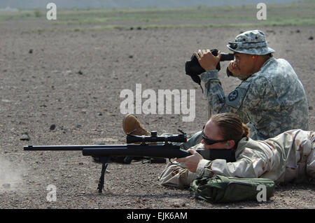 US Navy Mass Communication Specialist 2. Klasse Angela McLane feuert eine m-24 Gewehr während der US-Armee Sgt. 1. Klasse Ronald Brantley, von Guam National Guard Delta Company, 1. Bataillon, 294th Infanterie, überwacht ihre Genauigkeit während eines Waffen-Qualifikation-Kurses für Militärangehörige befestigt, kombiniert Joint Task Force-Horn von Afrika in Dschibuti 25. August 2007.  Masse der Kommunikationsspezialist 1. Klasse Michael R. McCormick Stockfoto