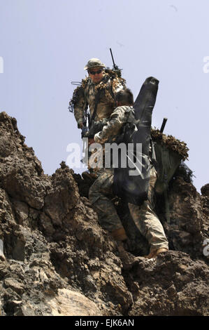 US Army Sergeant Joey Cruz, benannten Schütze, hilft SGT Joey Toves, vorwärts Beobachter, seine Ausrüstung den Berg hinunter zu bekommen, nach Abschluss ihrer Trockenübung Übung im Bereich von Arta-11 in Dschibuti 18. September 2007. Beide Soldaten sind von Delta Company, 1. Bataillon, 294th Infanterie-Regiment.  Senior Airman Jamie Train veröffentlicht Stockfoto