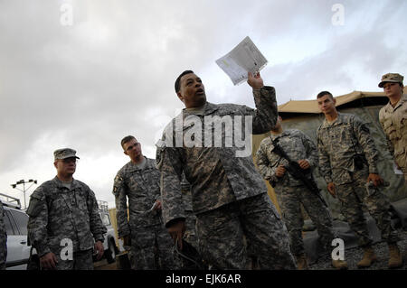 US Army Lieutenant Colonel Earl M. Hairston, Befehlshaber mit 354. Civil Affairs Brigade, spezielle Funktionsweise Team, Combined Joint Task Force - Horn von Afrika, Slips sein Team auf Camp Lemonier, Dschibuti, 29. März 2008, vor dem Umzug für eine medizinische Zivilklage Projekt.  Techn. Sgt. Jeremy T. Sperre aufgehoben Stockfoto