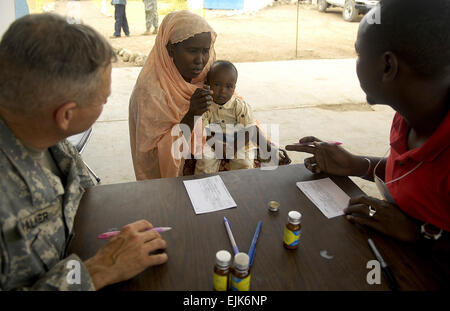 Ein Übersetzer sammelt eine Familie bei einem medizinischen Zivilklage Projekt in Dammerjog, Dschibuti, 3. April 2008. Service-Mitglieder zugeordnet zu Combined Joint Task Force - Horn von Afrika zur Verfügung gestellt medizinischen Versorgung über 500 Menschen in der Region während der zweitägigen Veranstaltung.  Senior Airman Jacqueline Kabluyen Stockfoto