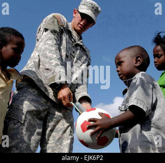 US Army Spc. Lester Rodriquez Pumpen Fußbälle, die Kinder in Damerjong Bezirk von Dschibuti, auf 9. Januar 2007 zuteil werden werden.  Rodriquez gehört DESUNTERNEHMENS 350. zivile Angelegenheiten, kombinierte Arme Center - Ausbildung, die auf die Kombination Joint Task Force - Horn von Afrika befestigt ist.   Chief Petty Officer Eric A. Clement, US Navy. Stockfoto