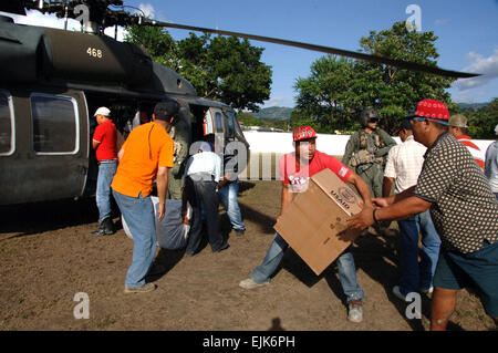 Bürger entlasten Lebensmittel und Vorräte von einem US-Army UH-60 Black Hawk-Hubschrauber in San Jose de Ocoa, Dominikanische Republik, 4. November 2007. US Southern Command Kräfte haben, liefert humanitärer Hilfe bereitzustellen, und Dienstleistungen von Tropensturm Noel betroffenen Gebieten eingesetzt.  Juan Torres-Diaz, US-Armee. Stockfoto