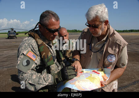 U.S. Army Chief Warrant Officer 3 Angel Hernandez, links, ein UH-60 Black Hawk-Hubschrauber-Pilot und Manuel Santana, von USAID Büro von ausländischen Katastrophenhilfe, überprüfen Sie die Landezone wo Essensrationen und Wasser während der Vorbereitung auf die Mission 4. November 2007, in Santo Domingo, Dominikanische Republik geliefert werden müssen. US Southern Command wird bereitgestellt, um Katastropheneinsätzen in Reaktion auf Tropensturm Noel durchzuführen.  Juan Torres-Diaz Stockfoto