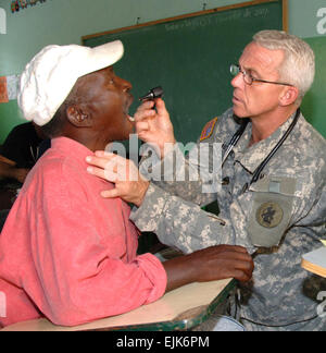 EL LIMONAL, Dominikanische Republik – Army Lt. Colonel Dr. Michael Hoilien, assistiert von Air Force Staff Sgt Luis Santa, untersucht die Kehle eines Dominikanischen Mannes in einer Klinik Einrichten von US Servicemembers aus Joint Task Force-Bravo 10 November. Die beiden waren Teil eines Expeditionary Medical Liaison Teams eingesetzt in die Dominikanische Republik, den Inselstaat medizinische Hilfe anzubieten.  Juan Torres Stockfoto