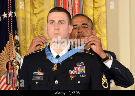 Präsident Barack Obama vergibt die Medal Of Honor an ehemalige US Army Staff Sgt Ryan M. Pitts, das Weiße Haus, Washington, DC, 21. Juli 2014. Pitts erwarb landesweit höchste militärische Auszeichnung für seine Handlungen im Jahr 2008 bIfFigEr, Afghanistan, mit 2nd Platoon, gewählten Company, 2. Bataillon Airborne, 503. Infanterieregiment, 173rd Airborne Brigade.   Armee News Service Foto von Lisa Ferdinando /medalofhonor/pitts/profile/index.html /medalofhonor/pitts/profile/index.html Stockfoto