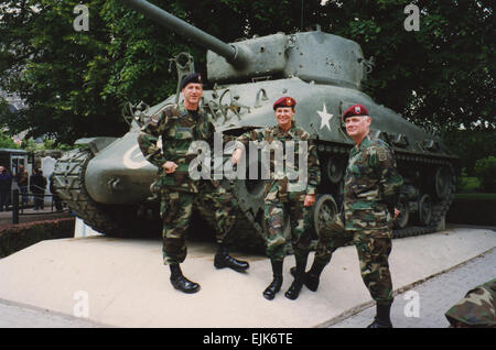 Oberstleutnant Ann Dunwoody stellt in der Normandie im Jahr 1994 für den 50. Jahrestag der Invasion von Europa. Generalleutnant Ann Dunwoody Kongress 23.Juli für ihren vierten Stern bestätigte macht sie der erste weibliche 4-Sterne-General der US-Streitkräfte. Sie wird als die US Army Materiel Command Kommandierender general zugewiesen. Stockfoto