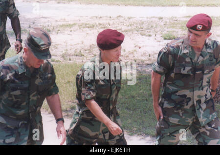 Major General Ann Dunwoody geht mit 1. Korps Support Command Kommandeur Oberst John Hall rechts und General John Hendrix während einer Feld-Übung in Fort Bragg, N.C. Generalleutnant Ann Dunwoody bestätigte Kongress 23.Juli für ihren vierten Stern, machte sie die erste weibliche 4-Sterne-General der US-Streitkräfte. Sie wird als die US Army Materiel Command Kommandierender general zugewiesen. Stockfoto