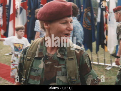 Oberstleutnant Dunwoody bei einem Wechsel der Befehl in Fort Bragg, N.C. Generalleutnant Ann Dunwoody Kongress 23.Juli für ihren vierten Stern bestätigte macht sie der erste weibliche 4-Sterne-General der US-Streitkräfte. Sie wird als die US Army Materiel Command Kommandierender general zugewiesen. Stockfoto