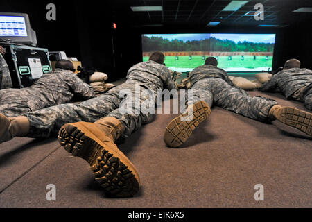 Soldaten verwenden einen Engagement Fähigkeiten Trainer in Fort Campbell, Kentucky, 10. Januar 2012. Der Trainer ist ein wertvolles Werkzeug im Arsenal der Armee Training geben dem Auszubildenden einen realistischen Eindruck von einem simulierten Bereich Szenario. Die simulierten reicht das Armee-Geld sparen und vermindern das Risiko mit scharfer Munition zu schießen. Die Soldaten werden zugewiesen, der 101st Airborne Division Unternehmen I, 2. Bataillon, 506. Infanterieregiment, 4th Brigade Combat Team.  Staff Sgt Matthew Graham Stockfoto