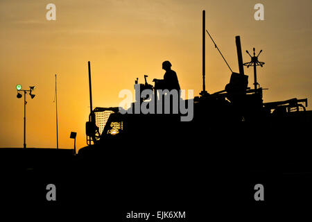 US Army Spc. Carlos Tapia mit Alpha-Truppe, Regimental Support Squadron, kombiniert Kraft Dragoner, prüft ein Crew-System ausgestattet mit einem Browning M2 50. Kaliber Maschinengewehr vor dem Konvoi Operations 30. Juli 2013, bei Kandahar Airfield, Afghanistan. Alpha-Truppe hat Sicherheit einen Konvoi zur Unterstützung der Operation Enduring Freedom. US Army Spc. Joshua Edwards Stockfoto