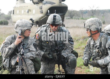 Kapitän Michael Kiser links, Captain Christopher Vanderburg Center und Captain Fred Martin, alle mit 1. "Ironhorse" Brigade Combat Team, 1. Kavallerie-Division etablieren Kommunikation mit dem Zug-Hauptquartier während der Ironhorse Mungadai, 9. April 2013, in Fort Hood, Texas.  SPC. Fred Brown Stockfoto