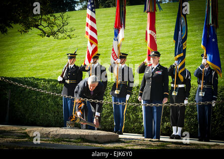 Secretary Of The Army John McHugh übertragen die ewige Flamme, seine Festanstellung an der Grabstätte von Präsident John F. Kennedy auf dem Nationalfriedhof Arlington. Friedhof Beamten abgeschlossen Restaurierung des presidential Memorial und zog, dass die Flamme zuerst von ehemaligen First Lady Jacqueline Kennedy am 25. November 1963, um eine vorübergehende, angrenzenden Ort beleuchtet. Heutige Feierstunde kehrte die Flamme nach seinen festen Platz auf der Kennedy-Grabstätte. Dieses Jahr markiert den 50. Jahrestag des Todes von Präsident Kennedy.   SPC. John G. Martinez Stockfoto