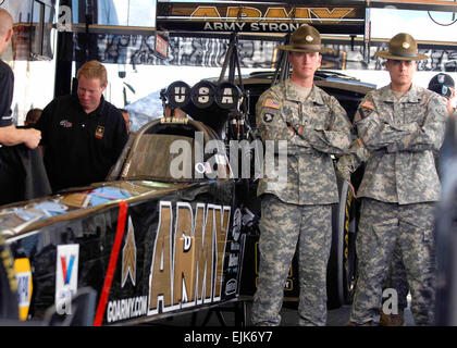Fort Knox Drill Sergeant des Jahres Staff Sgt Benjamin Brady, gebürtig aus Covington, Kentucky, und Zweitplatzierte Staff Sgt. Duarte Fernandes, Merced, Kalifornien, stammende stehen neben "The Sarge" nach der Enthüllung der Armee neueste ist "Hot Rod" und derzeit im Wettbewerb auf der NHRA. Brady und Fernandes wurden während "The Sarge" Enthüllung für ihre Leistungen als Unteroffiziere, Bohren erkannt umfasst Alltagsmenschen in nur neun Wochen in ein Armee-Krieger zu verwandeln. Sgt Joseph Rivera Rebolledo Stockfoto