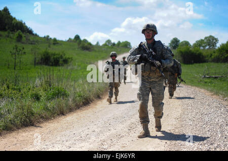 US Army Staff Sgt. Nathan A. Harrison zusammen mit Fallschirmjägern, Battle Company, 2. Bataillon zugewiesen, 503. Infanterieregiment, 173. Infantry Brigade Combat Team in der Luft, voraus zu einem Objektiv im Brandfall Leben ausüben, Teil der Übung Rock Beweis in Postonja, Slowenien 6. Mai 2014. Übung Rock Beweis ist eine zweiwöchige lange bilaterale Übung zwischen der 173rd Airborne IBCT und slowenische Soldaten, die das 10. Bataillon zugewiesen.  US Army Staff Sgt Pablo N. Piedra Foto / veröffentlicht Stockfoto