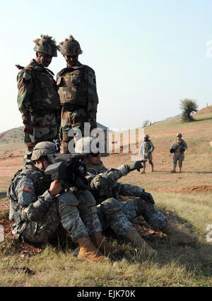 Sgt. Peter Bitter Recht eine Kavallerie scout Teamleiter und Javelin/Stryker Kanonier und Sgt. Michael Resendez, einen LKW-Kommandanten und Javelin Kanonier, sowohl mit Truppe B, 2. Eskadron, 14. Kavallerie-Regiment, 2nd Stryker Brigade Combat Team, 25. Infanterie-Division, Augen auf Ziel vor dem ersten Javelin Missile Launch in Indien, Okt. 23.         Übung startet erste Javelin-Rakete in Indien /-news/2009/10/23/29333-exercise-launches-first-javelin-missile-in-india/ Stockfoto