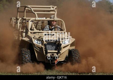 Ein Fallschirmjäger zugewiesen, das 1. Bataillon, 325. Airborne Infanterie-Regiment, 2nd Brigade Combat Team, 82nd Airborne Division, fährt der Brigade neue Licht taktische All Terrain Vehicle auf Fort Bragg, N.C., 29. Oktober 2014. Das 1. Bataillon, 325. Luft werden das erste Bataillon zu üben und die zusätzlichen Funktionen des neuen LTATVs durch Einbindung in geplanten Fortbildungsveranstaltungen zu bewerten ihren Höhepunkt in der Division gemeinsamen operativen Zugang Übung 15-01 im April nächsten Jahres. 82nd Airborne Division Foto von Staff Sgt Jason Hull Stockfoto