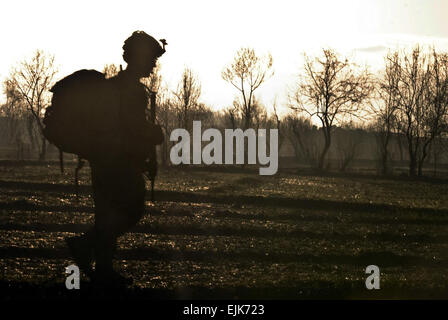 US Armee Sgt. 1. Klasse Gabriel W. Temples, ein Zug-Sergeant zugewiesen Firma D, 2. Bataillon, 30. Infanterie-Regiment, 4th Infantry Brigade Combat Team, 10th Mountain Division, Task Force Sturm, navigiert der Sumpf-wie Ackerland nach Luft angegriffen in Baraki Barak Bezirk, Afghanistan, April 17. Tempel, Gilmer, Texas, Native und seine Soldaten zur Verfügung gestellt-Sicherheit während afghanischen nationalen Sicherheitskräfte Bereiche von Interesse in der sechs-Tage-Betrieb Baraki Bahar gesucht und gefunden. Stockfoto