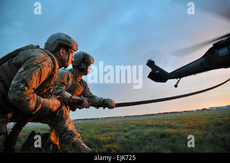 Mississippi Army National Guard Soldaten mit dem 2. Bataillon, 20. Special Forces Group in der Luft schnell Seil einlegen Schulungen im Rahmen der Operation Emerald Krieger, einer multinationalen, gemeinsame Kraft Übung 30 April auf der Combat Readiness Training Center durchführen. Das Training stellt sicher, dass die Einheiten ausgebildet und bereit für jede staatliche Notfall oder combat Mission sind. Foto: US Army National Guard Staff Sgt Shane Hamann, 102. Mobile Public Affairs-Abteilung Stockfoto