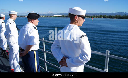 Petty Officer 2. Klasse Robert D. Hoyt und Oberstleutnant Wes Hoyt stehen wohl als der US-Navy Lenkflugkörper Kreuzer USS Chosin in den Hafen in Honolulu, Hawaii kommt.  Die Hoyt beteiligte sich an der Dragon Cruise, einer 11-tägigen Einarbeitung-Programm, das ermöglicht den Eltern der Segler zu beobachten und teilnehmen am Leben an Bord des Schiffs. Die älteren Hoyt ist USARAFs Operateurs Büro Chef Operationen.   US-Armee Afrika Foto mit freundlicher Genehmigung von Oberstleutnant Wes Hoyt Stockfoto