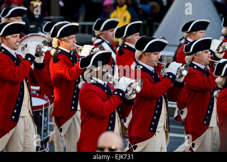 Die US-Armee alte Garde Fife und Drum Corps Märsche in der Pennsylvania Avenue, während militärische Unterstützung für die 57. Presidential Inauguration Jan. 21. Mehr als 2.100 Service-Mitglieder aus jedem der fünf Zweige, marschieren in der konstituierenden Parade mit rund 5.000 unterstützt die Einweihung alle zusammen. DOD-Foto von Marv Lynchard Stockfoto