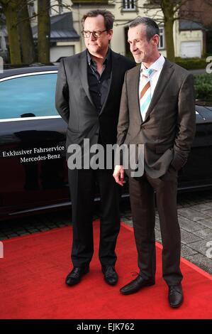 Marl, Deutschland. 27. März 2015. Schauspieler Matthias Brandt (l) und Ulrich Matthes (r) kommen bei den Grimme-Awards in Marl, Deutschland, 27. März 2015. Foto: HENNING KAISER/Dpa/Alamy Live News Stockfoto