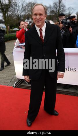 Marl, Deutschland. 27. März 2015. Schauspieler Ulrich Tukur kommt bei den Grimme-Awards in Marl, Deutschland, 27. März 2015. Foto: HENNING KAISER/Dpa/Alamy Live News Stockfoto