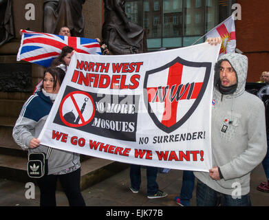 „North West Infidels“ bei der kombinierten National Front and White Pride Demo in Piccadilly. Verhaftungen wurden vorgenommen, bis sich die "White Pride"-Gruppe in Manchester versammelte, um eine Demonstration zu veranstalten, als etwa 50 Mitglieder der Gruppe mit der Flagge wedelten und durch Piccadilly Gardens marschierten, keine Moscheen mehr. Antifaschistische Aktivisten inszenierten eine Gegendemonstration, und die Polizeilinie trennte beide Seiten. Die Polizei von Manchester sagte, es wurden zwei Verhaftungen vorgenommen, eine wegen Friedensverstößes. Die zweite wurde auch wegen Verstoßes gegen die öffentliche Ordnung inhaftiert. Manchester, UK, 28.. März 2015. Stockfoto