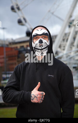 Vollgesichtsskelett Skull Ghost Halloween Balaclava Gesichtsmaske Manchester, UK März 2015. Maskierter Demonstrant bei der neonazistischen Demonstration der Front National & White Pride Demo in Piccadilly. Die Verhaftungen der rechtsextremen Gruppe "White Pride" versammelten sich in Manchester, um eine Demonstration zu veranstalten. Etwa 50 Mitglieder der Gruppe schwenkten Fahnen und marschierten durch Piccadilly Gardens. Antifaschistische Aktivisten veranstalteten eine Gegendemonstration, bei der die Polizei die beiden Seiten trennte. Die Polizei von Manchester sagte, dass zwei Verhaftungen vorgenommen wurden, eine wegen eines Friedensbruchs. Die zweite wurde auch wegen eines Verstoßes gegen die öffentliche Ordnung festgehalten. Stockfoto