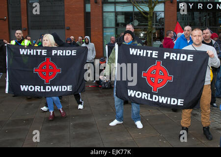 Demonstranten bei der neonazi-Kundgebung der Nationalen Front & White Pride Worldwide Demo in Piccadilly. Die rechtsextreme „White Pride“-Gruppe, die sich im Stadtzentrum von Manchester versammelt hatte, um eine Demonstration zu inszenieren, wurde verhaftet. Rund 50 Mitglieder der Gruppe schwenkten Fahnen, Banner und marschierten durch die Piccadilly Gardens. Mit antifaschistischen Aktivisten, die eine Gegendemonstration der Polizei inszenieren, die die beiden Seiten trennt. Die Polizei von Greater Manchester sagte, dass zwei Festnahmen wegen eines Bruchs des Friedens vorgenommen wurden. Der zweite wurde ebenfalls wegen einer öffentlichen Ordnungswidrigkeit im März 2015 festgehalten. Stockfoto