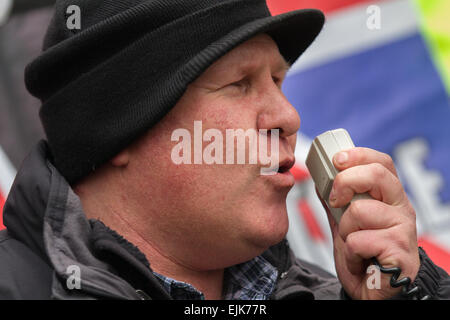 Manchester, UK 28. März 2015. Adressierung der Demonstranten an der Front National Neonazi Kundgebung & White Pride Demo in Piccadilly.  Verhaftung gemacht als weit rechts "White Pride" in Manchester auf der Bühne eine Demonstration versammelt. Rund 50 Mitglieder der Gruppe schwenkten Fahnen und marschierten durch Piccadilly Gardens. Mit antifaschistischen Aktivisten Inszenierung eine Gegendemonstration Polizeiabsperrung trennt die beiden Seiten. Polizei des Großraums Manchester sagte zwei Verhaftungen wurden gemacht, eine für einen Bruch des Friedens. Der zweite war auch eine öffentliche Ordnung Straftat statt. Bildnachweis: Mar Photographics/Alamy Live-Nachrichten Stockfoto