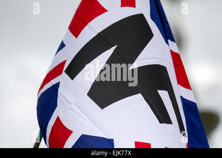 Nationale Front Wohnung in Manchester, UK, 28. März 2015. Kombinierte Nationale Front und White Pride Demo in Piccadilly. Die Verhaftungen wurden vorgenommen, so weit rechts 'White Pride' Gruppe in Manchester versammelt, um eine Demonstration zu inszenieren, wenn etwa 50 Mitglieder der Gruppe schwenkten Fahnen und marschierten durch die Piccadilly Gardens. Antifaschistische Aktivisten inszeniert eine Gegendemonstration und Polizei, die die beiden Seiten getrennt. Greater Manchester Polizei sagte, zwei Festnahmen vorgenommen wurden, eine für einen Verstoß gegen den Frieden. Die zweite war auch für eine öffentliche Ordnung Handlung statt. Stockfoto