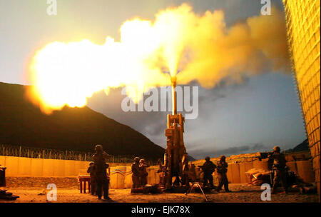 Soldaten mit Batterie C, 1. Bataillon, 321st Airborne Field Artillery Regiment, 18. Fires Brigade, 82. US-Luftlandedivision von Fort Bragg, N.C., Feuer 155mm Runden mit einer Haubitze M777 Waffensystem, 6. Juli 2009 auf Forward Operating Base Bostick, Afghanistan. Die Soldaten waren Ziele registrieren, so dass sie eine genauere und schnellere Reaktionszeit als Bereitstellung Feuerunterstützung.   SPC. Evan D. Marcy, 55. Signal Company Stockfoto