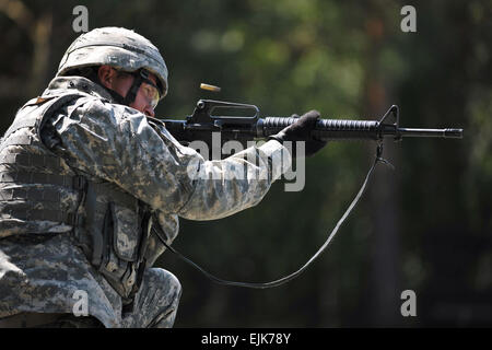 Capt Bryson McElyea zugewiesen 24. Military Intelligence Battalion in Wiesbaden, Deutschland, feuern die M16-Gewehr während der US-Army in Europa beste Junior Officer Wettbewerb in Grafenwöhr, Deutschland, 24. Juli 2012. BJOC, einzigartig in der US-Armee in Europa, ist eine Fortbildungsveranstaltung für Unternehmen – Grade Offiziere vom Leutnant zum Hauptmann zu fordern und zu verfeinern, Führung und kognitiver Handlungskompetenzen in einem Umfeld hoher Intensität der Konkurrenz bedeutete ranking. Stockfoto