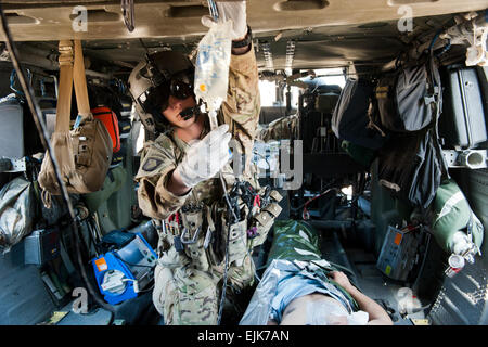 SPC. Thomas Appelhanz, C Company, 6. Bataillon, 101st Combat Aviation Brigade Flug Medic überprüft, um sicherzustellen, dass IV Flüssigkeit während eines Patienten richtig zu einem verwundeten afghanischen nationalen Armee Solidier fließt übertragen Mission bei Forward Operating Base Tagab, Provinz Kapisa, Afghanistan 5. November 2012.  Sgt. Duncan Brennan Stockfoto