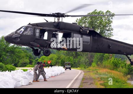 Die Missouri National Guard Asssited Atchison County Behörden mit Personal und ein UH-60 Black Hawk Hubschrauber, reparieren Levée L550 in der Nähe von Phelps Stadt, wie der Kampf gegen die Flut geht weiter.  Der Black Hawk wurde verwendet, um über 145 Sandsäcke zweitausend Pfund wiegt jeder auf Bereiche von den Deich beschädigt in den letzten Tagen bewegen.  US Armee Sgt. 1. Klasse Craig L. Collins Stockfoto