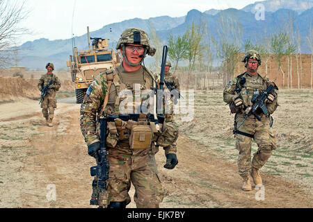 Zweite Lt. Jared Dudley, ein Fallschirmjäger mit der 82nd Airborne Division 1st Brigade Combat Team, führt Kollegen Fallschirmjäger zurück von einem Mischbetrieb mit afghanischen Polizisten 8. April 2012, im Süden der Provinz Ghazni, Afghanistan.  Der Überfall am frühen Morgen wurde geplant und ausgeführt mit voller Beteiligung von den Afghanen.   Sgt. Michael J. MacLeod Stockfoto