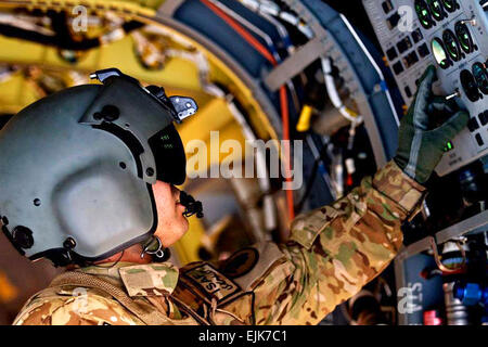 Sgt. Van Shiroma, CH-47F Chinook Hubschrauber Tür Kanonier aus B Company "Reisenden", 1. Bataillon allgemeiner Support, 171. Aviation Regiment der Hawaii Nationalgarde, die die 10. Combat Aviation Brigade der Task Force Tigershark befestigt ist, überwacht eine Wartung Instrumententafel auf seinem Flugzeug während Motor Herunterfahren um sicherzustellen, dass das Flugzeug zum standard Dez. 14, auf Forward Operating Base Fenty durchführt Afghanistan. US Army Staff Sgt Mark Mabuti Stockfoto